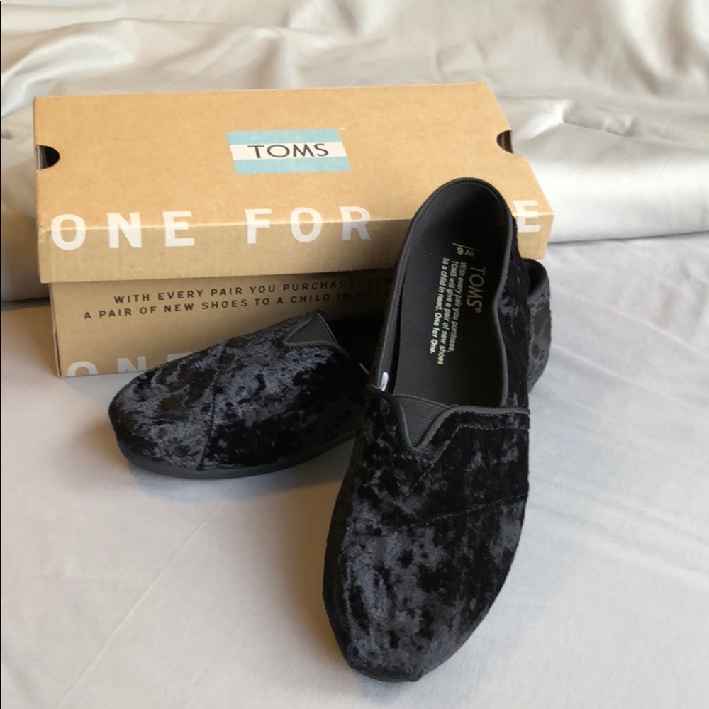Brand new, never worn size 6M Toms shoes